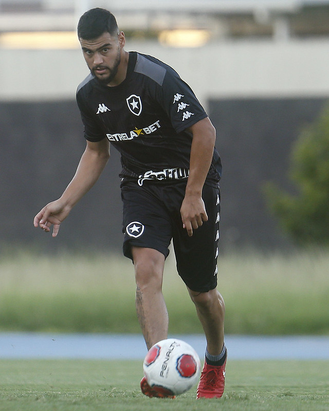 Barreto no treino do Botafogo no Estadio Nilton Santos