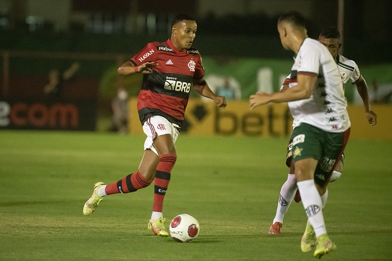Flamengo vence a Portuguesa por 2 a 1 na estreia do Campeonato Carioca