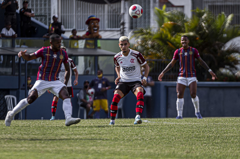 Andreas Pereira em ação pelo Flamengo contra o Madureira