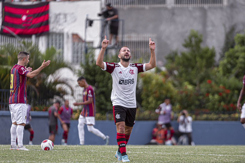 Everton Ribeiro comemorando gol contra o Madureira