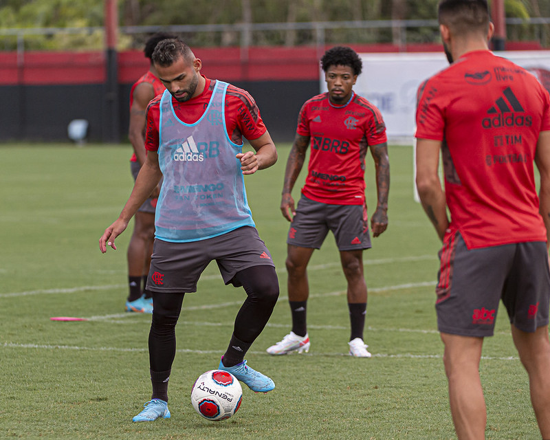 Thiago Maia volta a treinar com o elenco do Flamengo após se recuperar de corte profundo na perna