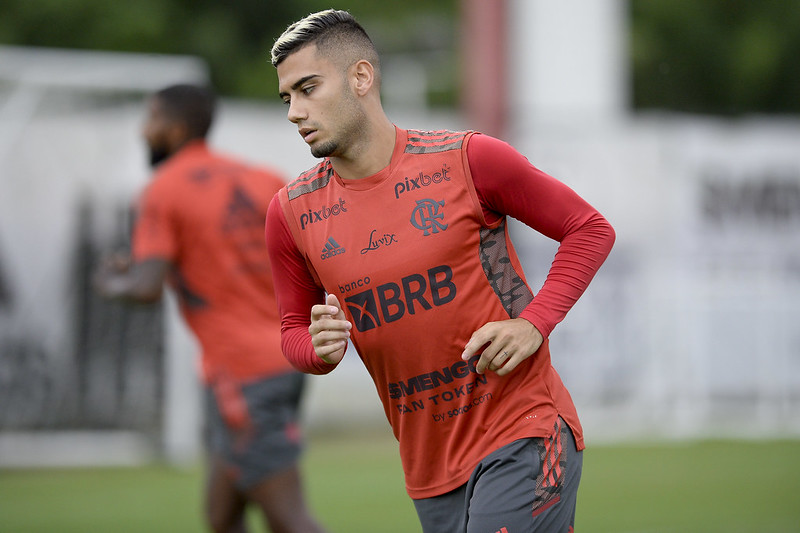 Andreas Pereira em ação durante treino pelo Flamengo