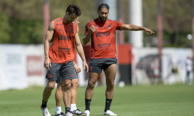 Rodrigo Caio e Pablo durante treino do Flamengo