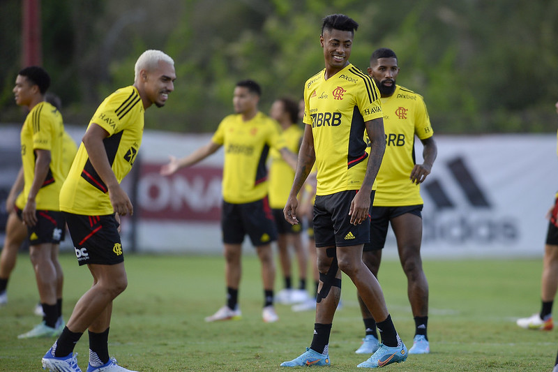 Bruno Henrique e Matheuzinho treinam no campo