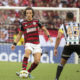 David Luiz em ação pelo Flamengo no jogo com o Ceará pelo Campeonato Brasileiro