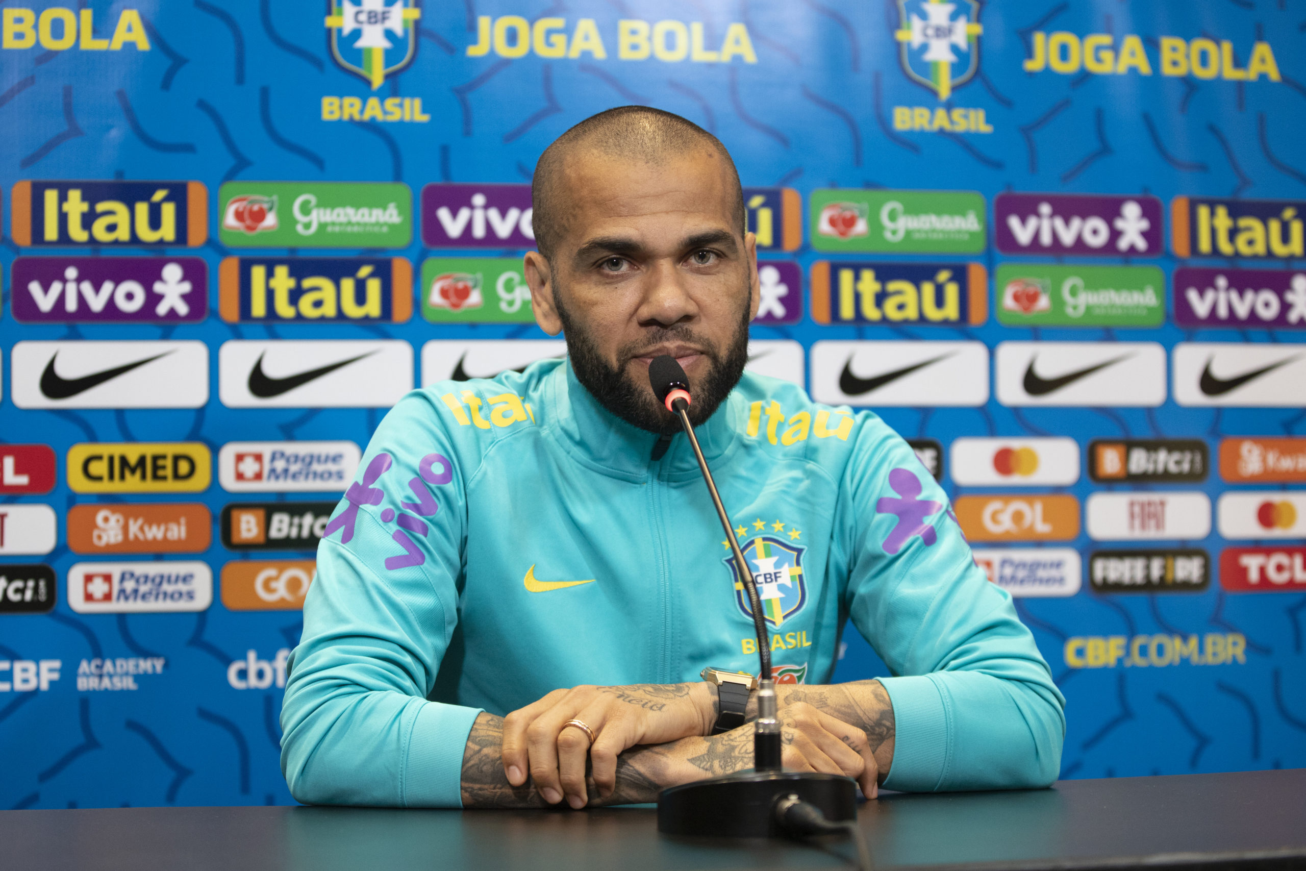 Daniel Alves sabe que precisa manter boa forma para ser lembrado por Tite