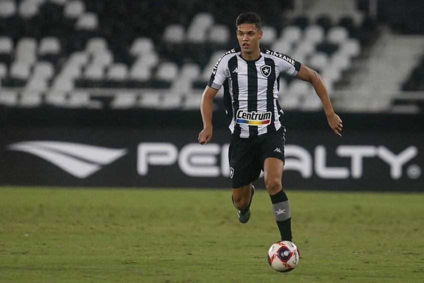 Sousa com a bola dominada pelo Botafogo no Nilton Santos