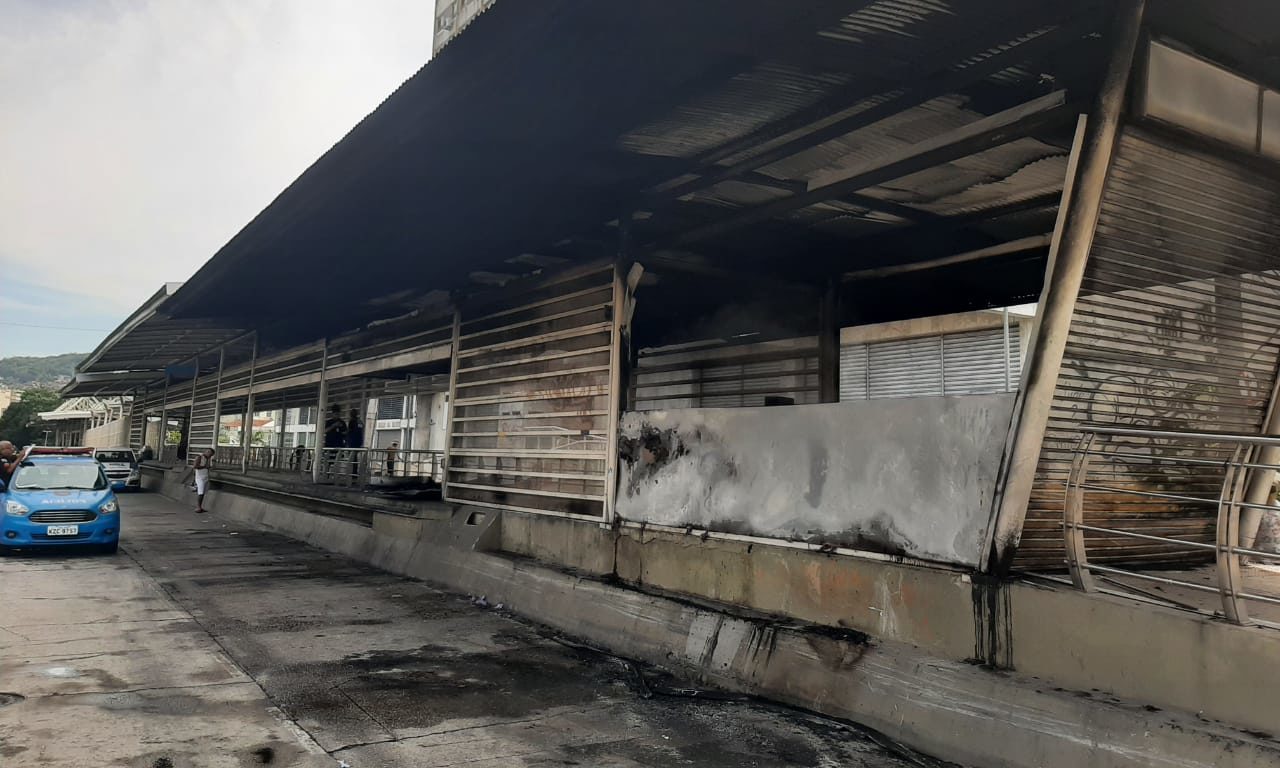 Estação do BRT incendiada