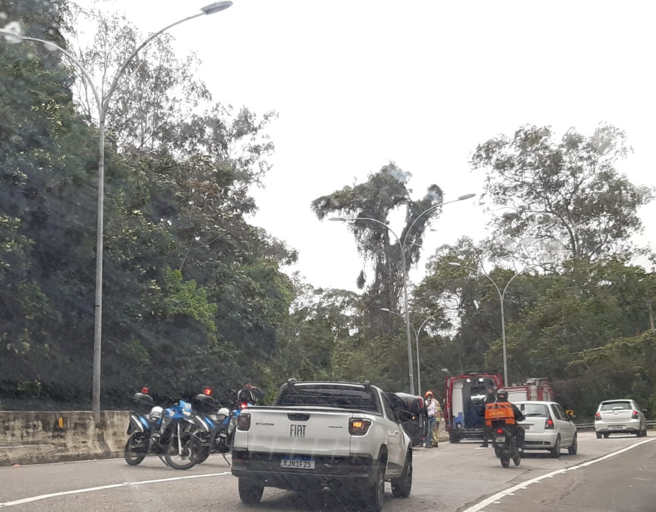 carros na estrada