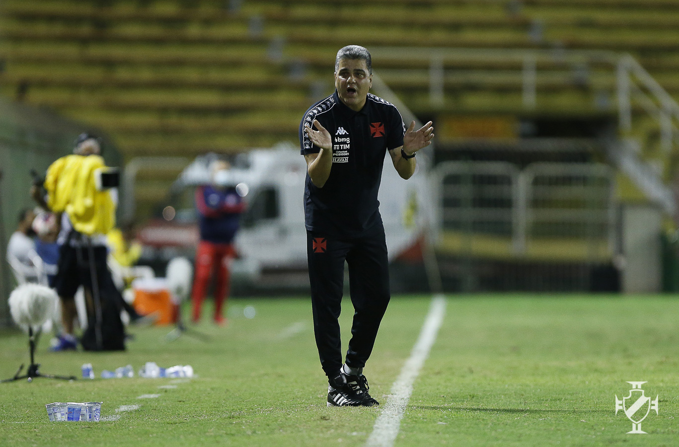 De camisa preta, Marcelo Cabo orienta o time do Vasco