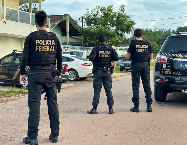 policiais federais na rua