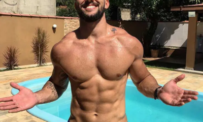 Arhtur Picoli posando sem camisa na piscina