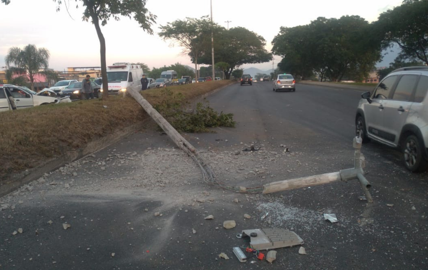 Poste caído na Avenida Brasil