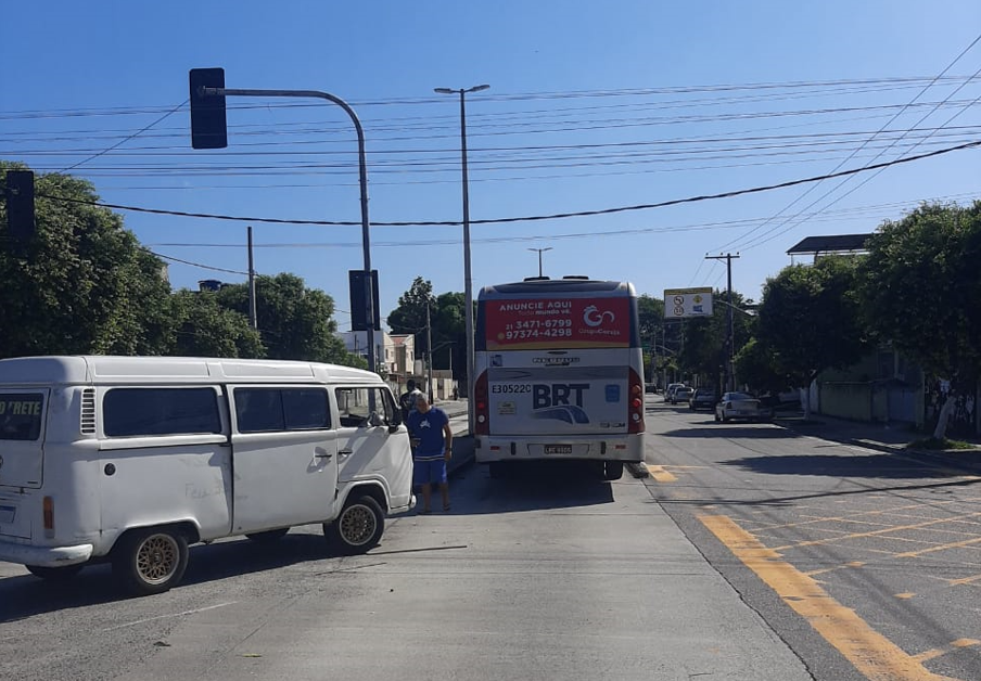 Acidente entre kombi e ônibus do BRT