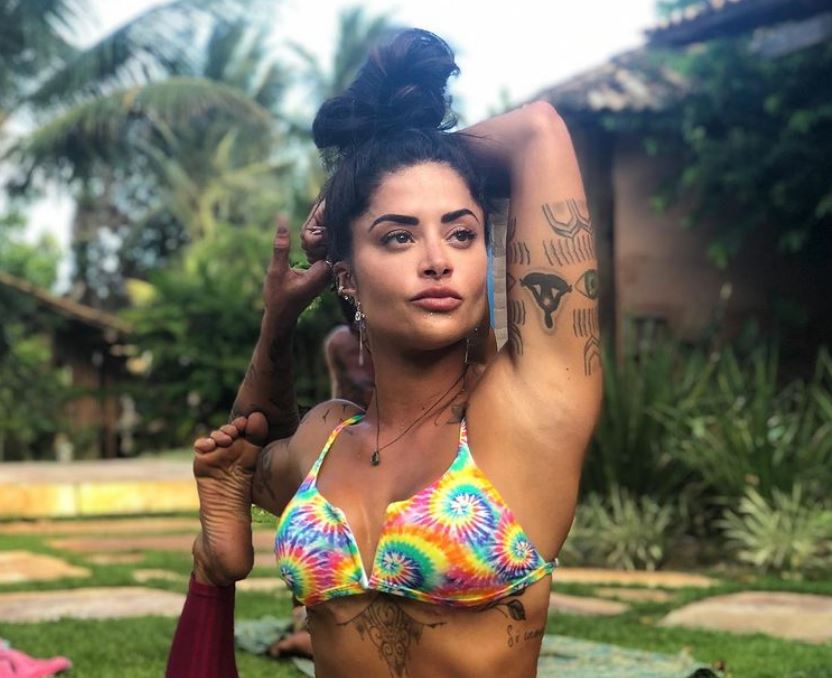 Aline Riscado Faz Clique Saindo Do Mar E Exibe Corpao Bronzeado Super Radio Tupi