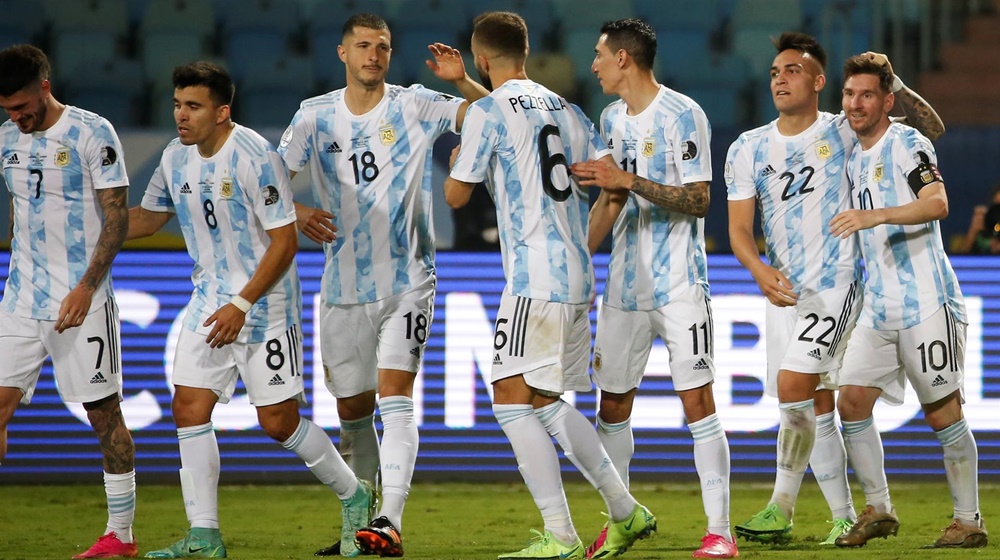 Jogadores da Argentina comemoram gol contra a Colômbia 