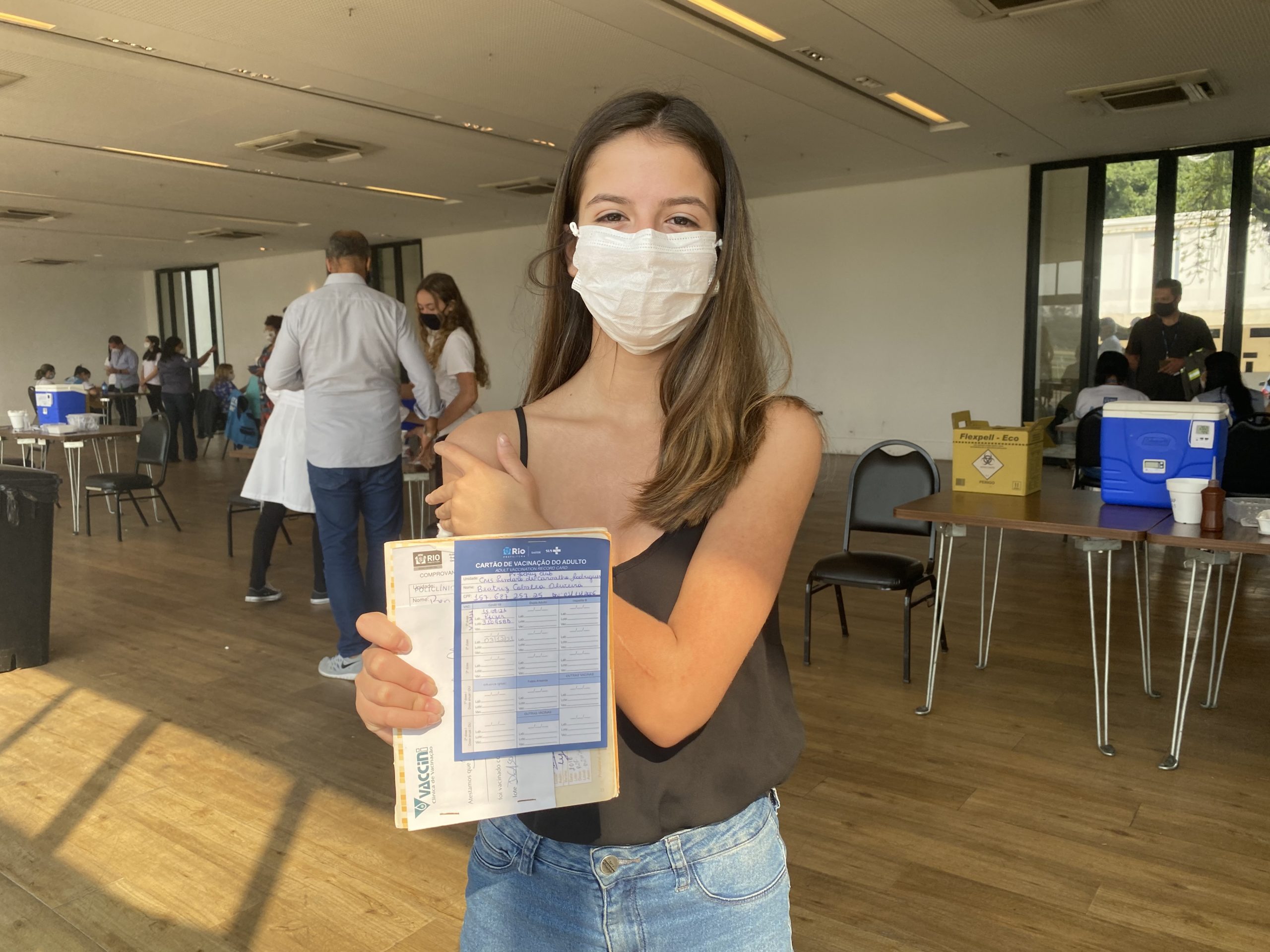 Beatriz Vieira, 14 anos, vacinada contra covid 