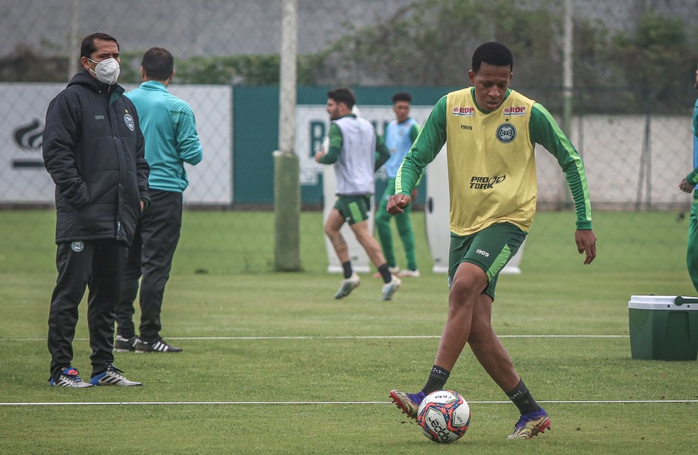 Gustavo Bochecha está regularizado e já pode estrear pelo Coritiba