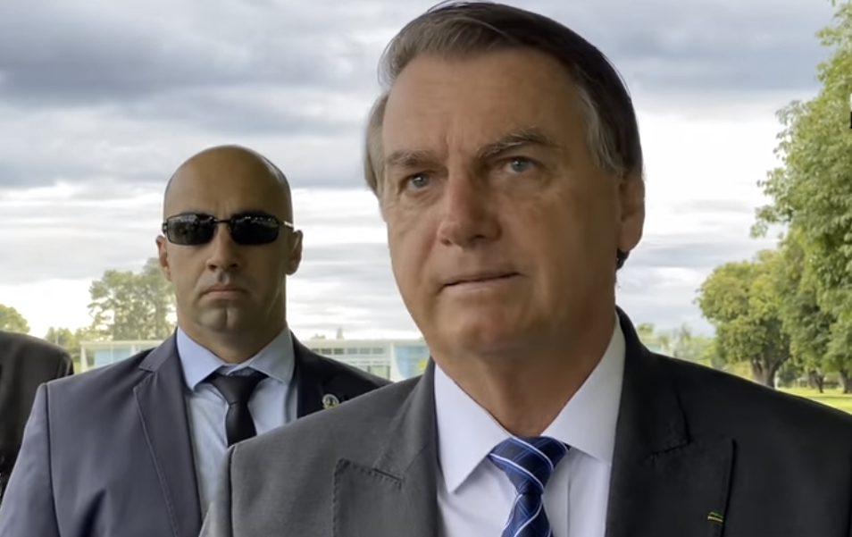 Bolsonaro durante conversa com apoiadores na saída do Palácio da Alvorada, em Brasília