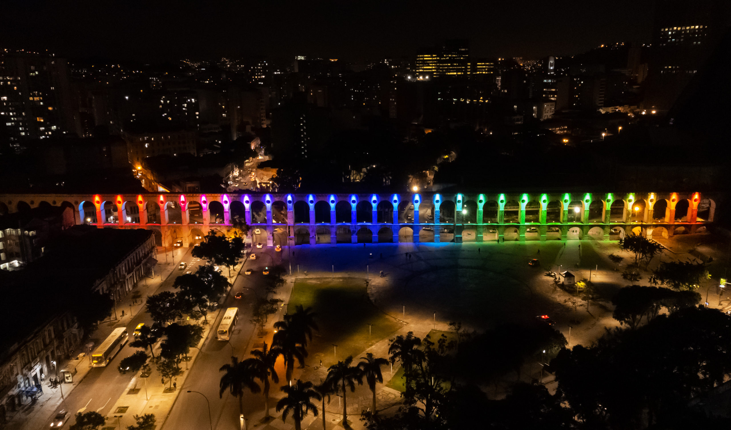 Arcos da Lapa iluminado com cores do arco-íris