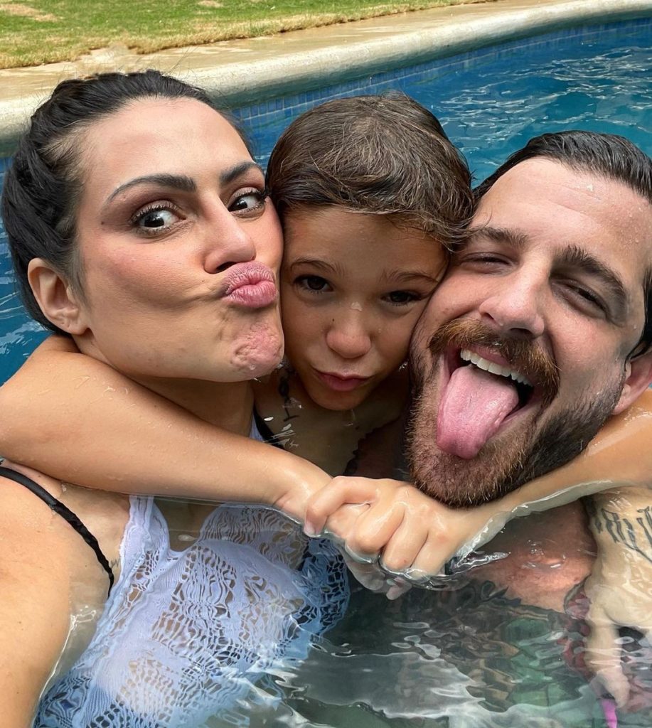 Cleo Pires e Leandro D'Lucca na piscina com o filho dele, Gael