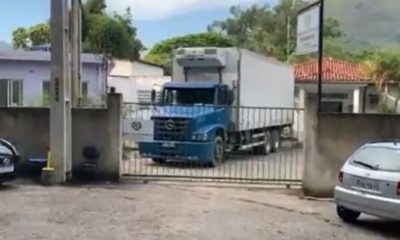Caminhão frigorífico no pátio do IML em Petrópolis