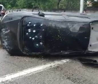 Carro é metralhado na Zona Oeste do Rio