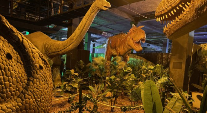 Parque com dinossauros gigantes e brinquedos é inaugurado em Irajá