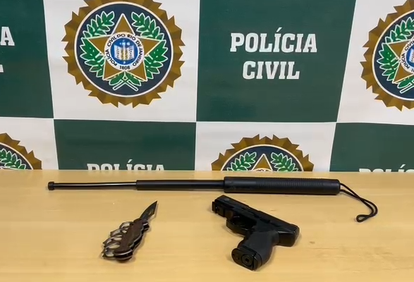 Foram apreendidos soco inglês, simulacro de arma e cassetete