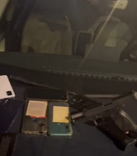 Carro roubado e celulares apreendidos