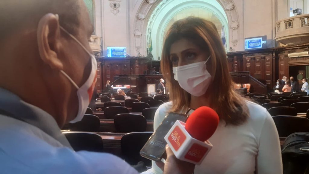 Imagem da deputada Célia Jordão sendo entrevistada na Alerj pelo repórter Marcos Antonio de Jesus