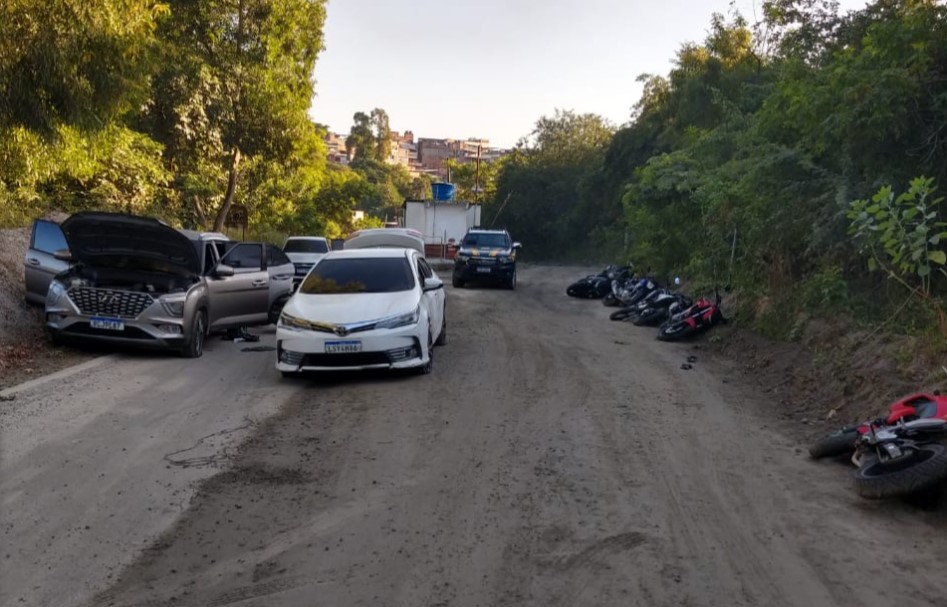 Criminosos deixam carros e motocicletas pra trás na Penha