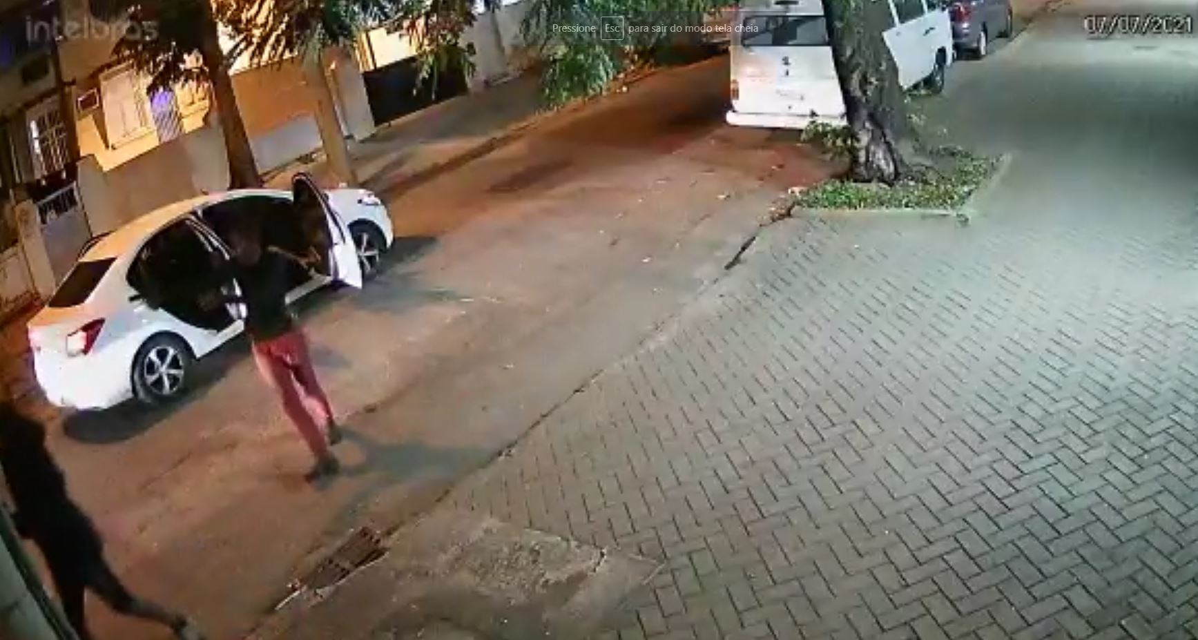 Criminosos fecham rua da Zona Norte do Rio para roubar motoristas e pedestres (Divulgação)