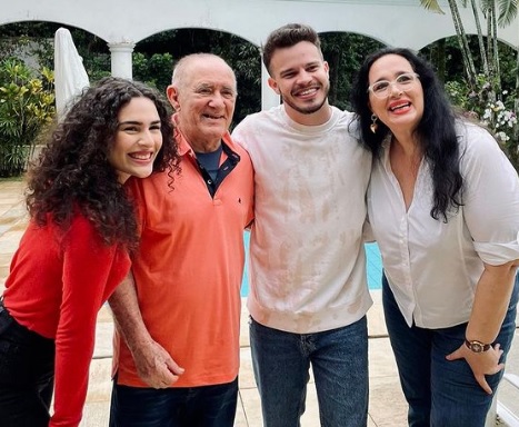 Matheus Fernandes com a família do Renato Aragão