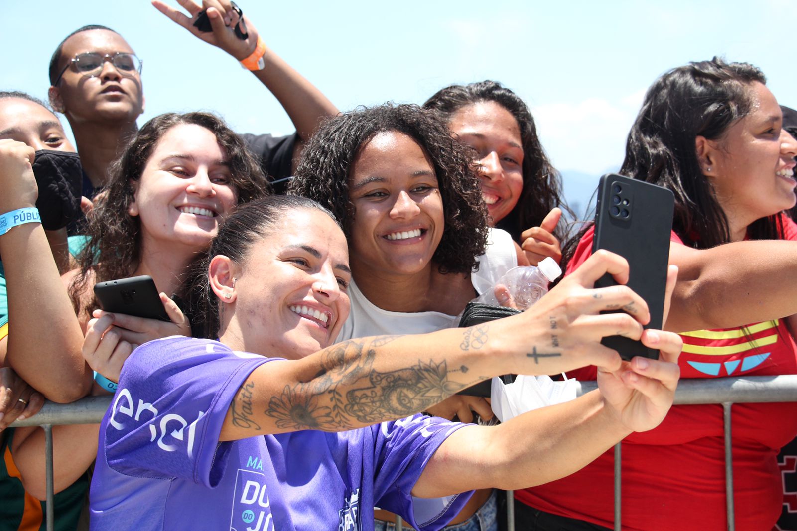 As jogadoras presentes no torneio ainda receberam crianças do projeto Craques do Amanhã para uma disputa de pênaltis. Depois, gravaram vídeo, tiraram fotos e atenderam o público na arquibancada. Um dos destaques do evento foi uma menininha que muito emocionada realizou o sonho de conhecer as referências femininas na modalidade. 