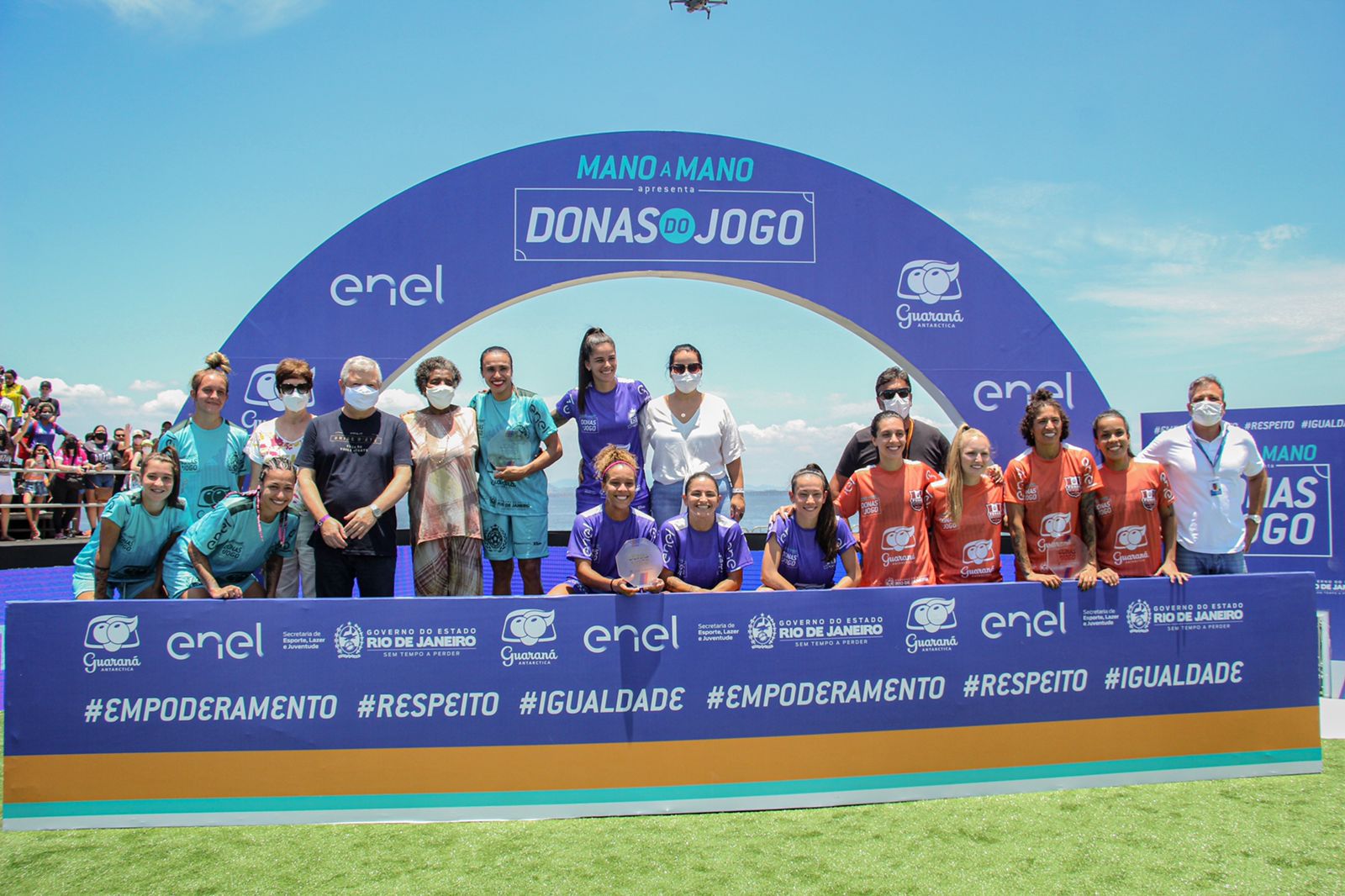 E em como toda final a emoção não podia ficar de fora. Depois do jogo terminar empatado em 1 a 1, a decisão da grande campeã foi nos pênaltis. A equipe comandada por Debinha venceu por 2 a 1 e levantou a taça do torneio Donas do Jogo. Na premiação, o prefeito de Niterói Axel Grael, entregou o troféu ao lado da ex-atleta olímpica Aída dos Santos, primeira mulher brasileira a disputar uma final olímpica. 