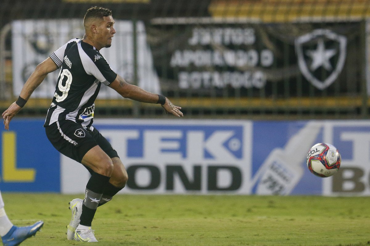 Rafael Navarro olhando para a bola em jogo do Botafogo
