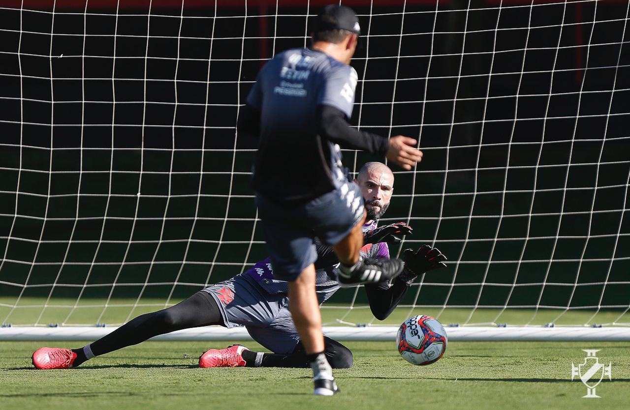 No treino, Vanderlei pula para defender a bola