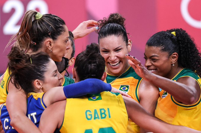 Jogadoras da seleção brasileira feminina de vôlei comemoram vitória em Tóquio