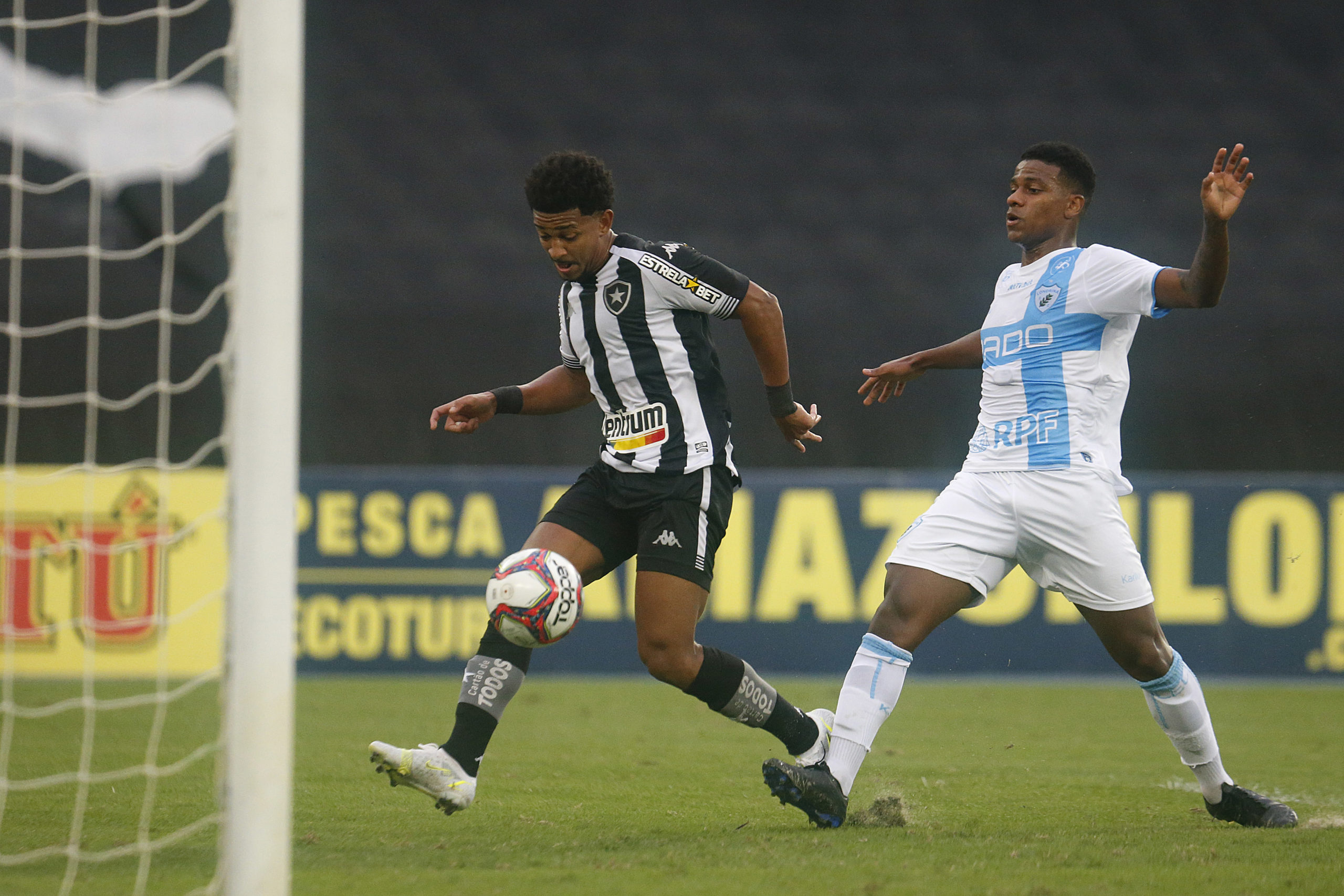 Warley no momento em que faz o primeiro gol do Botafogo sobre o Londrina pela Série B
