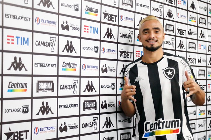 Rafael fazendo sinal de Ok na apresentação do Botafogo