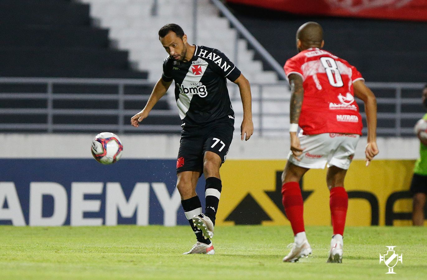 Vasco vence o CRB por 1 a 0 pela Série B na estreia de Fernando Diniz e volta de Nenê