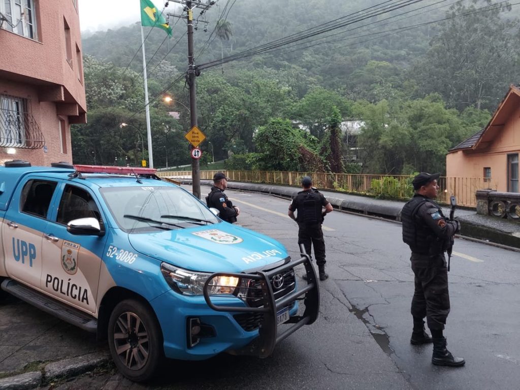 Policiais militares patrulhando o Rio