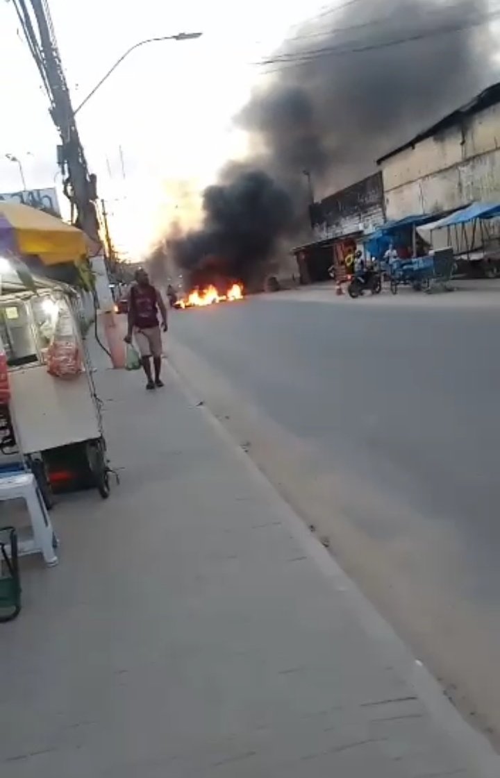 Imagem de um ônibus queimado 