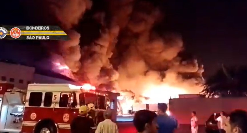 Galpão pega fogo em São Paulo