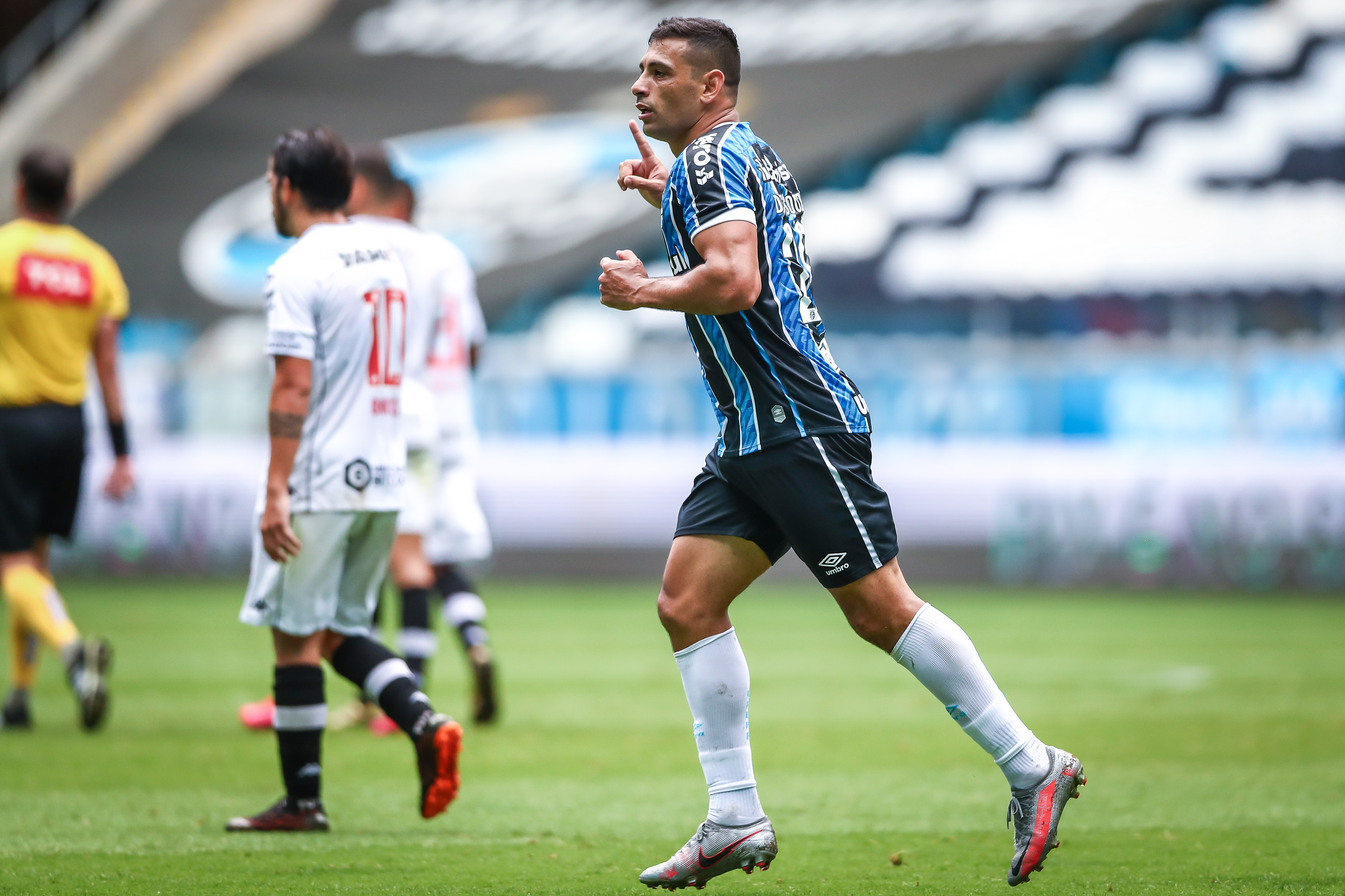 Com lei do ex e pênalti, Grêmio derrota o São Paulo pelo Brasileirão -  Lance!