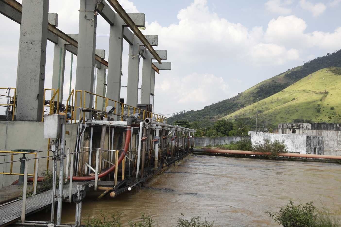 Imagem de uma estação de tratamento do Guandu