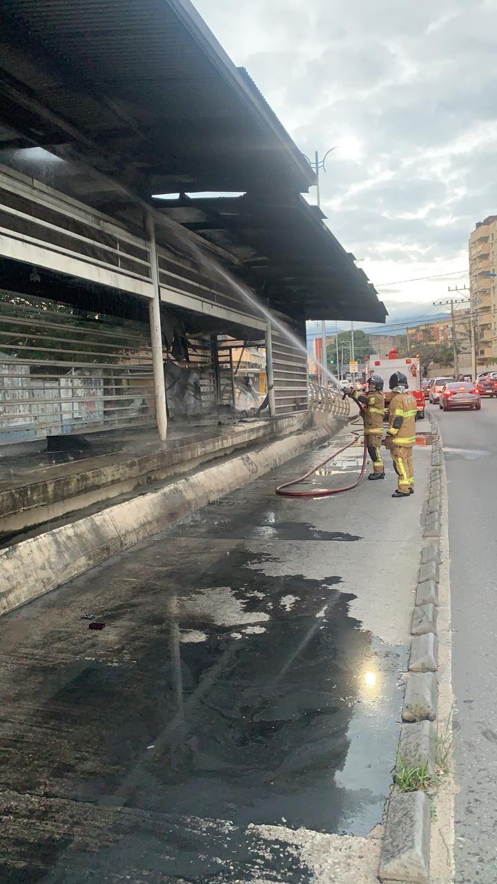 Imagem de uma estação do BRT queimada