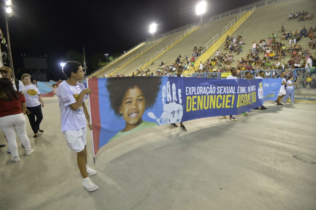 Cineastas Mirins desfilam na Sapucaí em campanha contra abuso infantil. (Fábio Costa / Prefeitura do Rio)