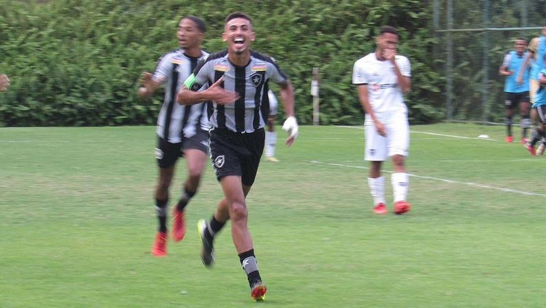 Juninho do Botafogo comemorando gol contra o Atlético-MG